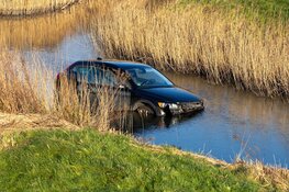 Auto te water langs N205 in Zwaanshoek