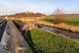 Auto te water langs N205 in Zwaanshoek