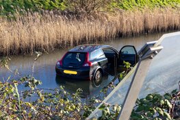 Auto te water langs N205 in Zwaanshoek
