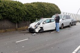 Vrachtwagen tegen veel auto's gereden in Lijnden