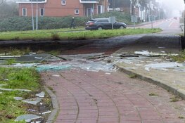 Vrachtwagen tegen veel auto's gereden in Lijnden