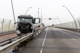 Vrachtwagen tegen veel auto's gereden in Lijnden