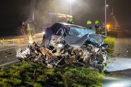 Ernstig ongeluk in Nieuw-Vennep. Auto crasht tegen boom