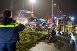 Ernstig ongeluk in Nieuw-Vennep. Auto crasht tegen boom