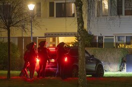 Gewapende DSI eenheid praat man uit woning aan de Bosstraat in Nieuw-Vennep
