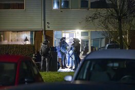 Gewapende DSI eenheid praat man uit woning aan de Bosstraat in Nieuw-Vennep