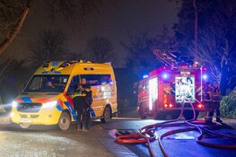 Grote brand in dak van woning in Aalsmeer