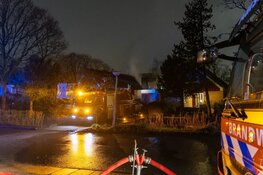 Grote brand in dak van woning in Aalsmeer