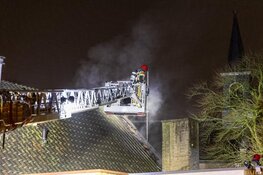 Grote brand in dak van woning in Aalsmeer