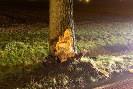 Auto belandt in het water in Vijfhuizen