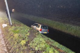 Auto belandt in het water in Vijfhuizen
