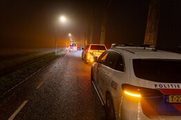 Auto belandt in het water in Vijfhuizen