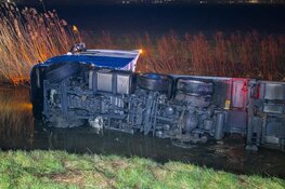 Vrachtwagen in de sloot in Nieuw-Vennep
