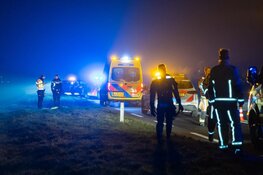 Vrachtwagen in de sloot in Nieuw-Vennep