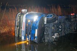 Vrachtwagen in de sloot in Nieuw-Vennep