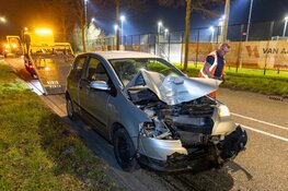 Auto vliegt uit de bocht in Nieuw-Vennep