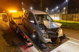 Auto vliegt uit de bocht in Nieuw-Vennep