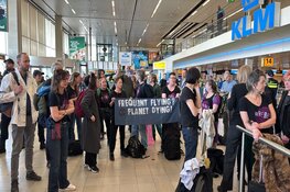 Tientallen demonstranten Extinction Rebellion aangehouden op Schiphol