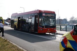 Fietser aangereden door lijnbus: zwaargewond naar ziekenhuis in Aalsmeer