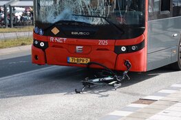 Fietser aangereden door lijnbus: zwaargewond naar ziekenhuis in Aalsmeer