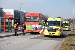 Fietser aangereden door lijnbus: zwaargewond naar ziekenhuis in Aalsmeer