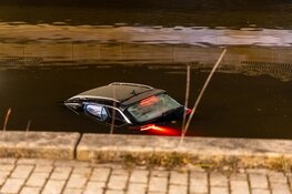 Auto te water gereden in Nieuw-Vennep