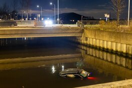 Auto te water gereden in Nieuw-Vennep