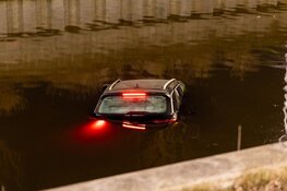 Auto te water gereden in Nieuw-Vennep