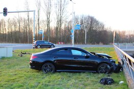 Auto raakt van de weg in Cruquius, één persoon naar het ziekenhuis