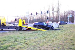 Auto raakt van de weg in Cruquius, één persoon naar het ziekenhuis