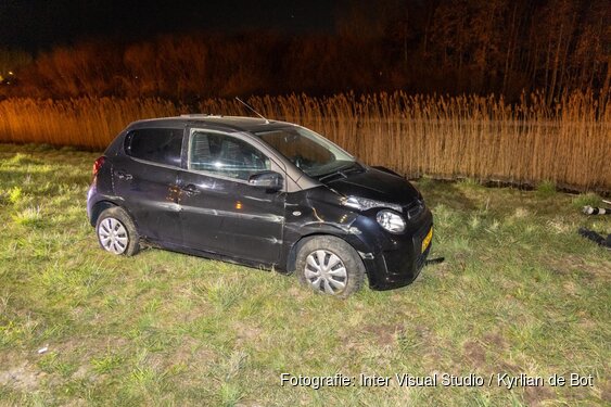 Auto rijdt waarschuwingslicht uit de grond