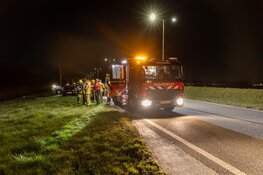 Auto rijdt waarschuwingslicht uit de grond
