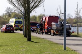 Hulpdiensten in actie voor vrouw in omgeslagen kajak op Toolenburgplas