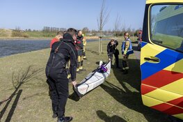 Hulpdiensten in actie voor vrouw in omgeslagen kajak op Toolenburgplas