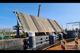 Brugklep Cruquiusbrug verwijderd: tijdelijke fiets-en voetgangersbrug in aanbouw
