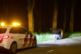 Auto op zijn kant bij Halfweg, bestuurder gevlogen
