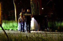 Auto op zijn kant bij Halfweg, bestuurder gevlogen