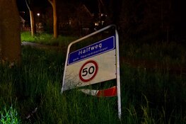 Auto op zijn kant bij Halfweg, bestuurder gevlogen