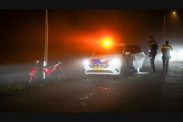 Scooter botst op lantaarnpaal in Spaarndam, twee gewonden