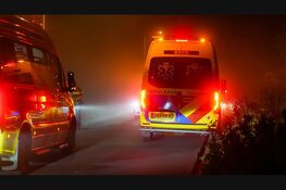 Scooter botst op lantaarnpaal in Spaarndam, twee gewonden