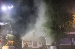 Grote uitslaande brand uitgebroken in leegstaand pand Rijsenhout
