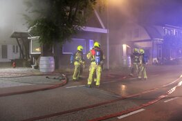 Grote uitslaande brand uitgebroken in leegstaand pand Rijsenhout