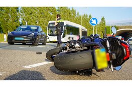 Motorrijder gewond na botsing tegen auto op Schipholweg