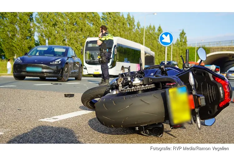 Motorrijder gewond na botsing tegen auto op Schipholweg