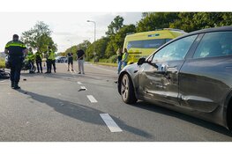 Motorrijder gewond na botsing tegen auto op Schipholweg