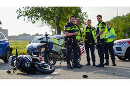 Motorrijder gewond na botsing tegen auto op Schipholweg