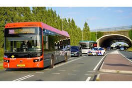 Motorrijder gewond na botsing tegen auto op Schipholweg