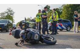 Motorrijder gewond na botsing tegen auto op Schipholweg