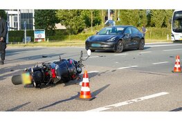 Motorrijder gewond na botsing tegen auto op Schipholweg