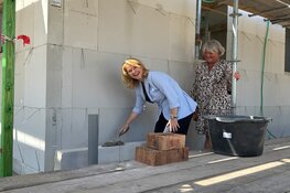 Eerste steen gelegd van nieuwe woonzorglocatie Het Overboshuis in Hoofddorp